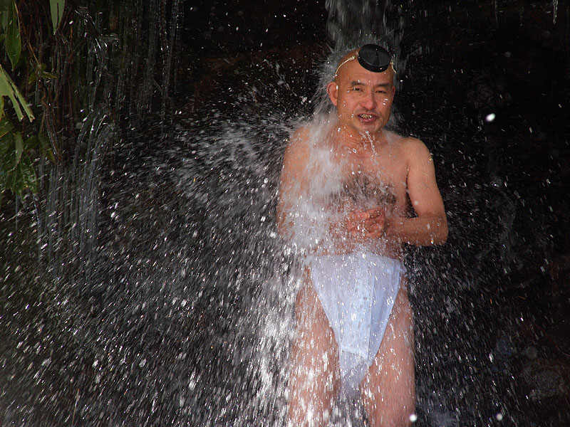 印を結んで滝に打たれる昌法さん1