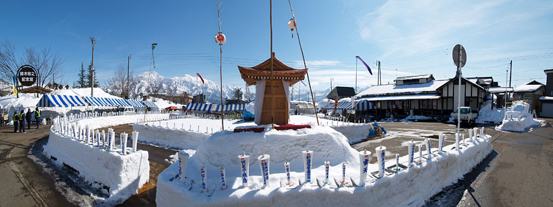 雪の護摩檀と千本蝋燭(北から南を望む)