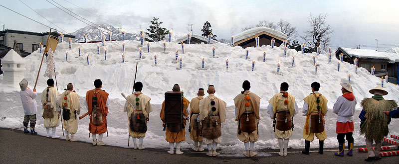 巻機権現として崇められる霊峰・巻機山に向けた雁木通りの雪の祭壇