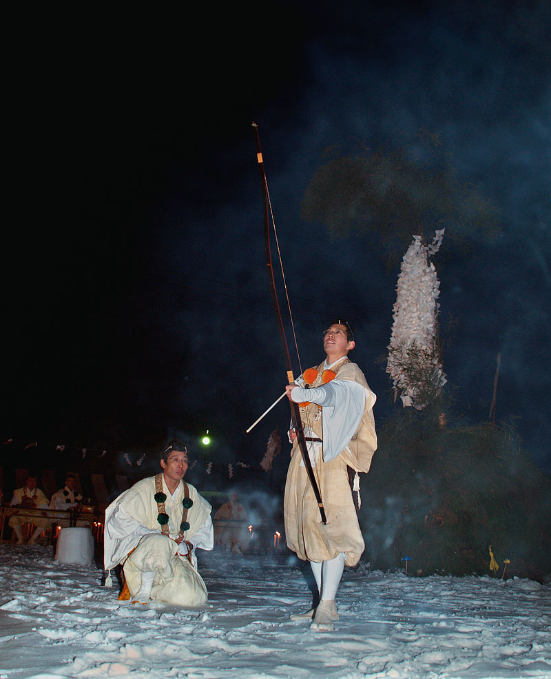 法弓で破魔矢を射る山伏