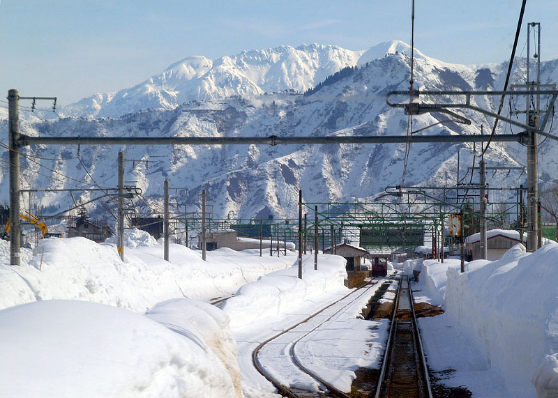 雪の中のJR塩沢駅