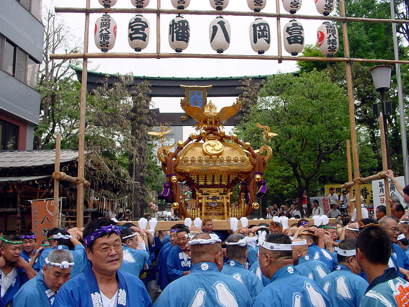 富岡八幡宮を後にする宮神輿