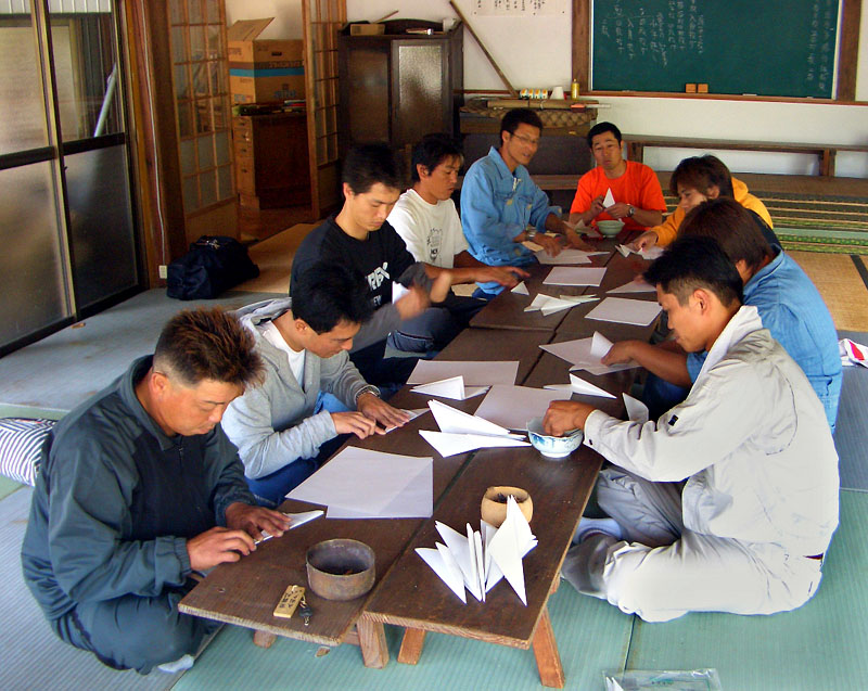 社務所で清めの塩を白紙に包む