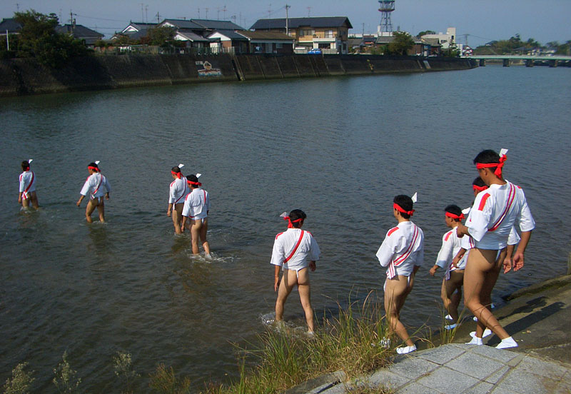 川に入る川組の幹部たち