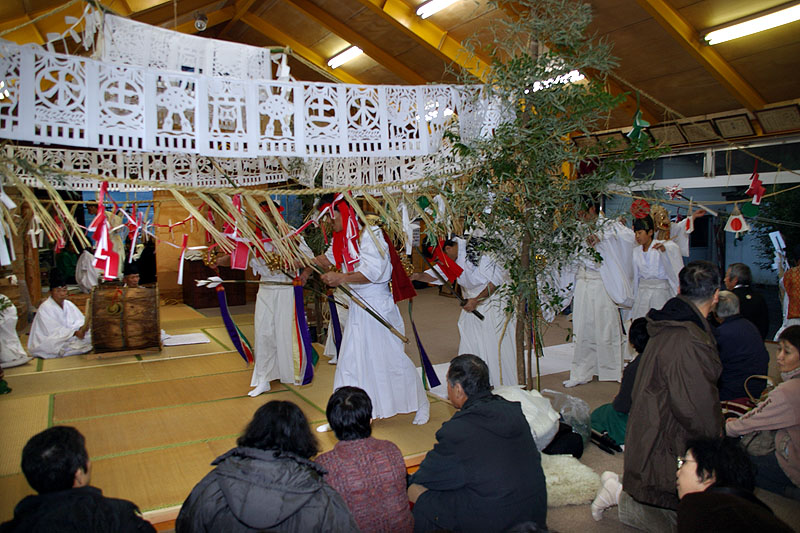 神庭に舞い込んできた一行