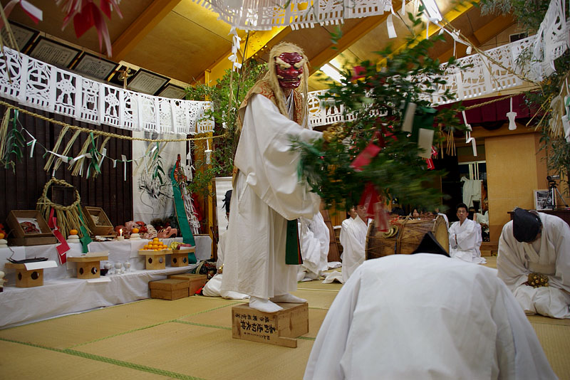 太玉串でお祓いする猿田彦命
