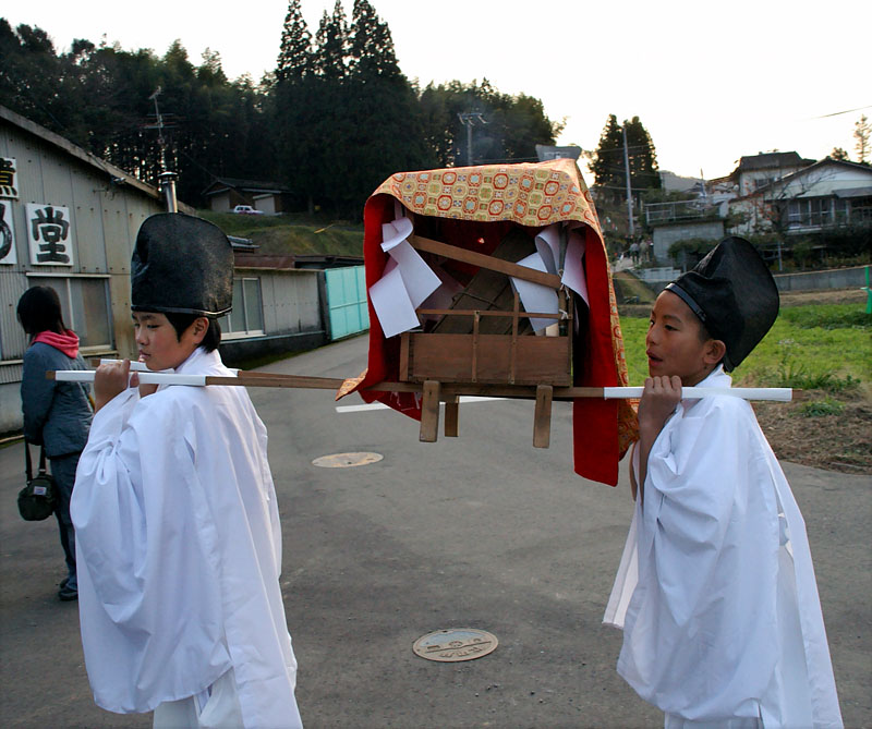 氏神の御神体を乗せた揚輿