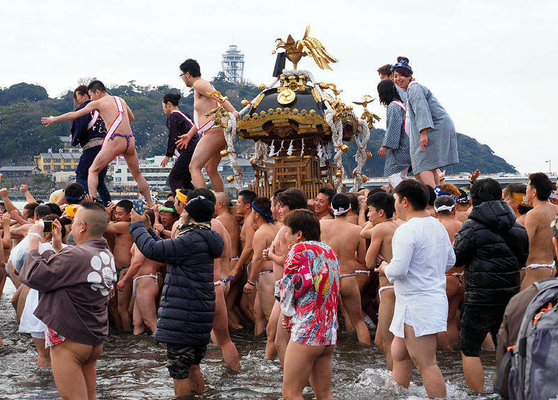 江ノ島をバックに海に入った鳳龍神輿 11:52