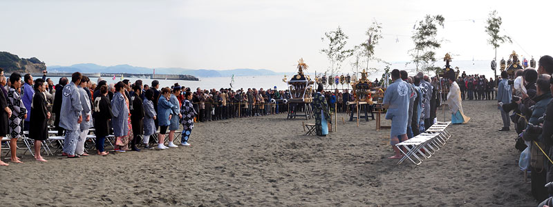 四方の笹竹と注連縄に囲まれた祭壇で神事 11:04