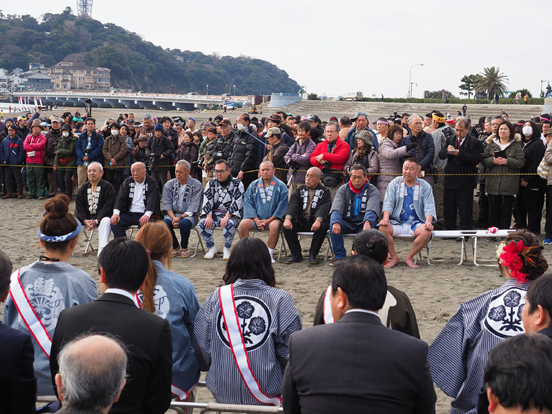 新成人と対面する地元睦会の長老たち
