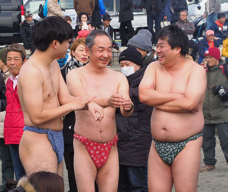 自慢の色柄褌を締めた三人組