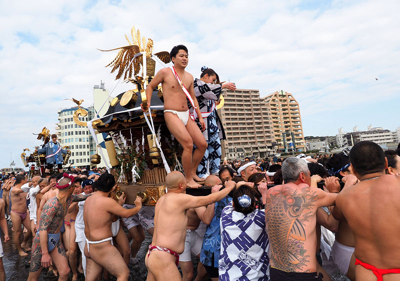 新成人二人を乗せて湘南の海に入った腰越小動會の神輿