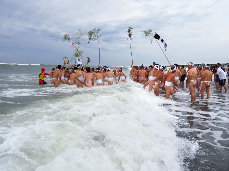 荒波に洗われながらの浜垢離