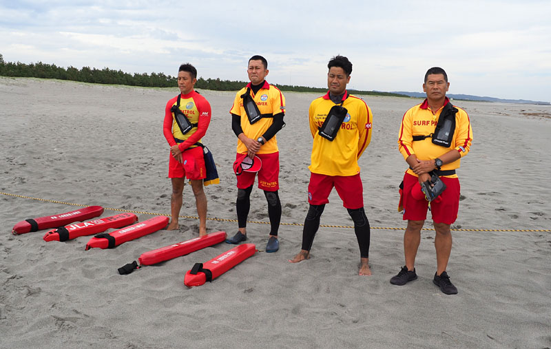 遊泳許可区域を設定し、救命浮器を携えた Surf Patrol の隊員たち