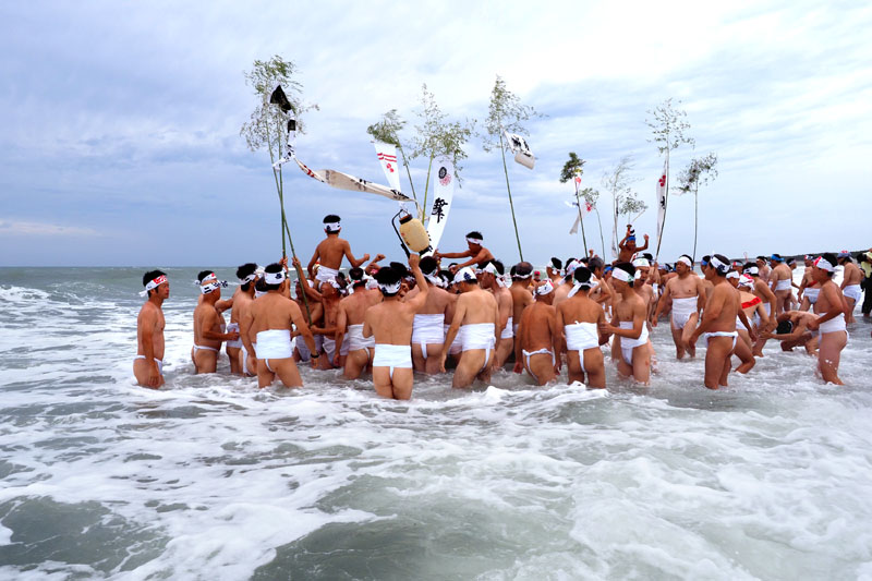 白波の中で浜垢離