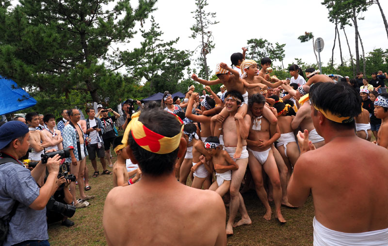 盛り上がるお祭り広場