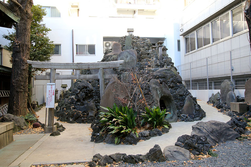 補修された富士塚 / 東向きに建つ本殿の北・社務所の西（奧）