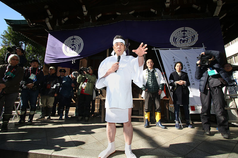 挨拶する道彦役の篠直嗣・板橋氷川神社宮司 10:55