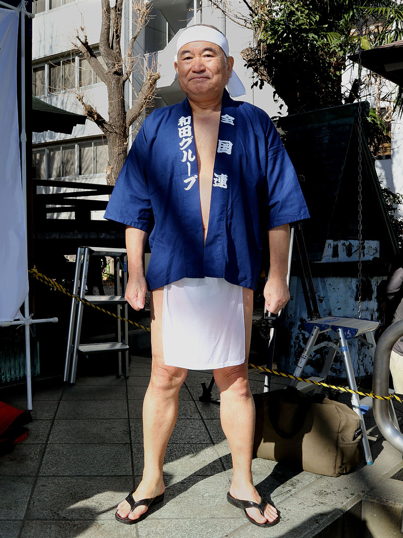 和田グループの半纏を着て湊湯へ向かう和田代表 11:44