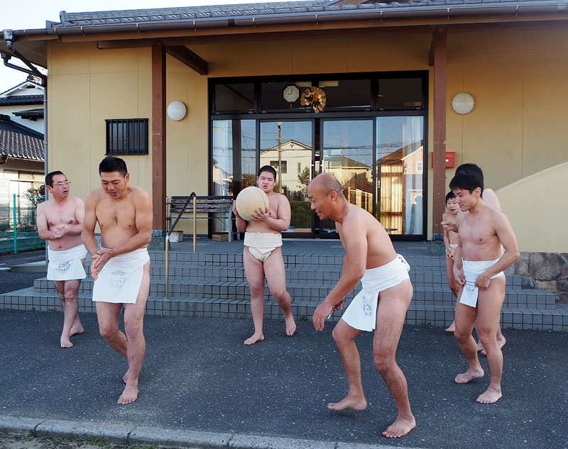 裸足で公民館を出発