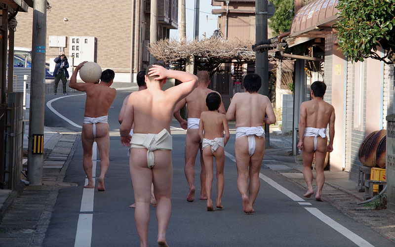 交互に玉を運ぶ裸たち