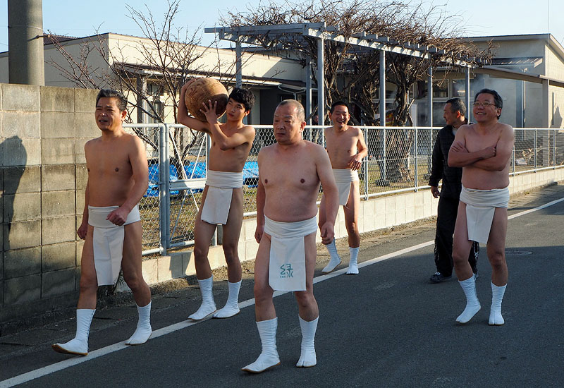 共有会館に向かう緑町区の五人衆 19:14