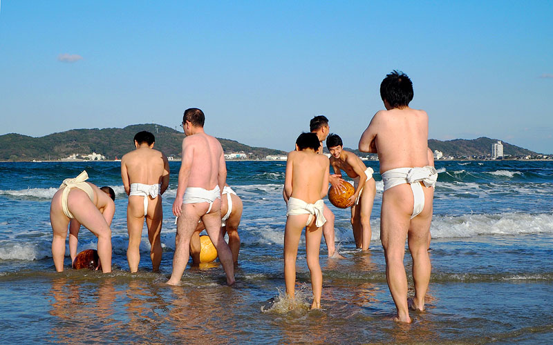 海水で玉を清める / 福間海岸 09:23
