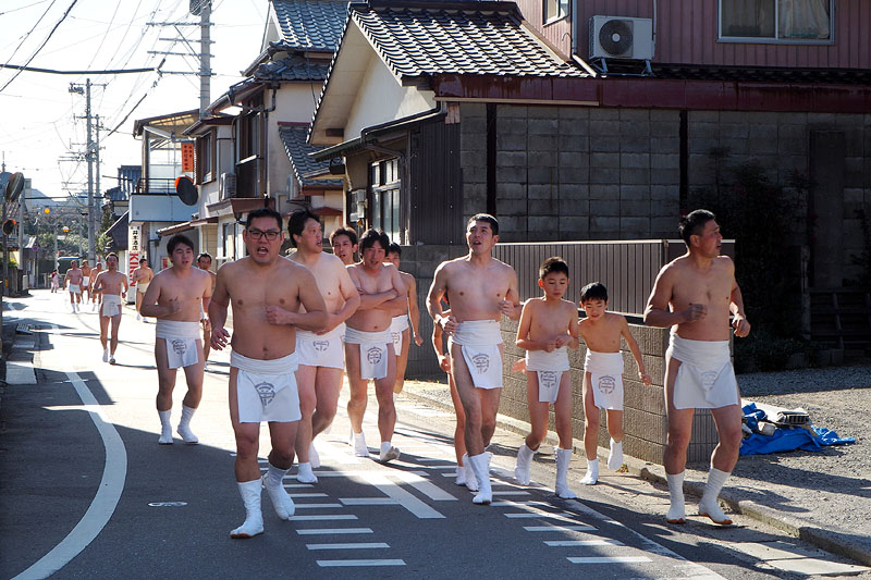 白い地下足袋を履いて共有会館に向かう南町区 10:54