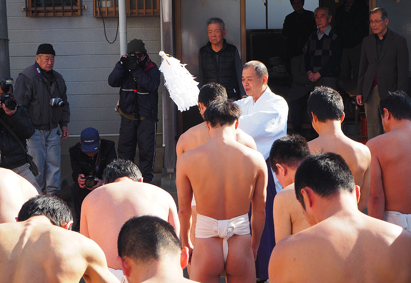 共有会館で宮秀文宮司のお祓い 10:56