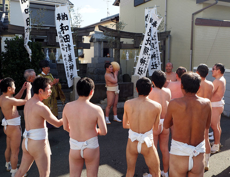 和田津美神社の前で円陣を組む南町区　11:51