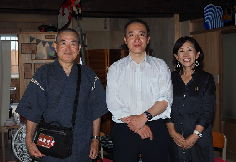 原崎智仁・福津市長と記念撮影 / 古民家「みんなの縁側王丸屋」(津屋崎千軒) 2018.07.21 10:59