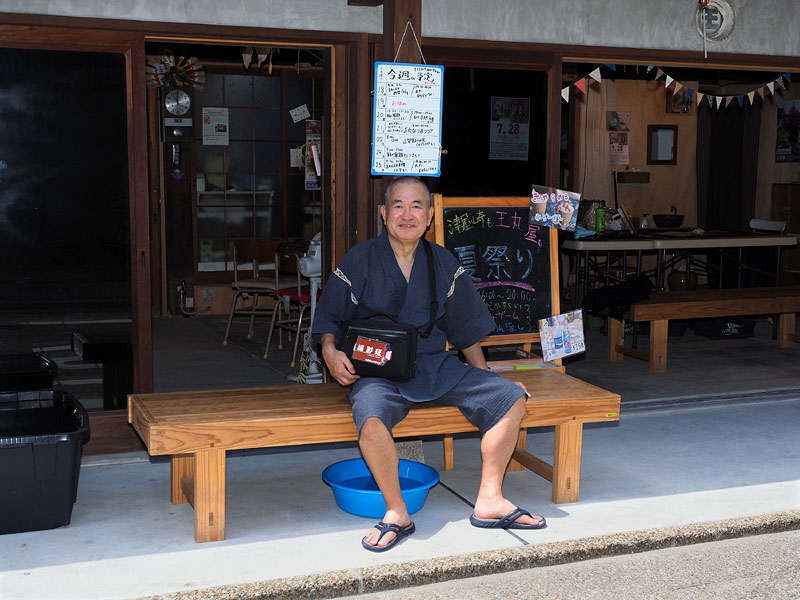 津屋崎の交流の場「みんなの縁側玉丸屋」の縁台にて