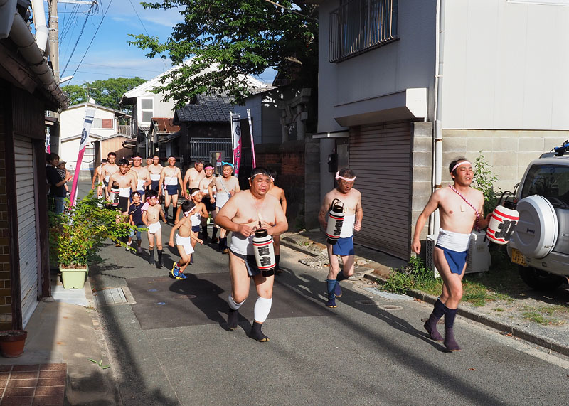 西野健太若頭筆頭を先頭にお汐井取りに向かう北の二区(東古小路、西古小路) 17:33