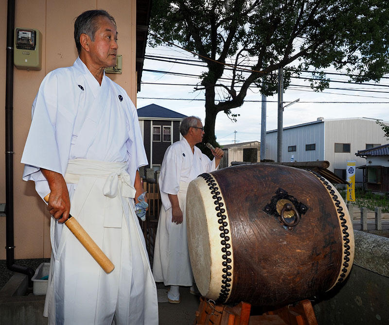 白装束の氏子が打ち鳴らす宮入り太鼓 / 波折神社社務所