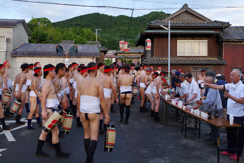 【四】 岡流の裸参り 〜在自公民館前で最初の接待〜 19:03