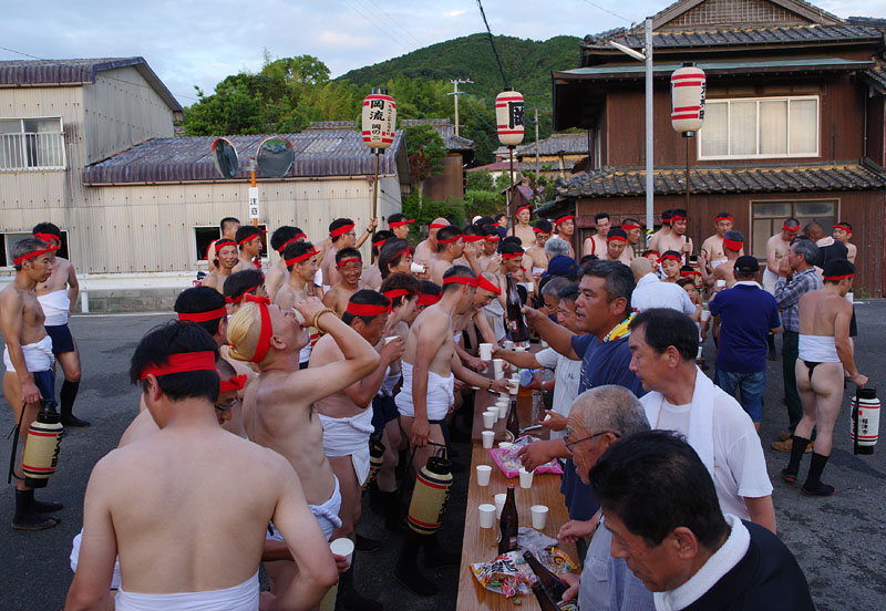 【五】 岡流の裸参り 〜ビールや清涼飲料水で水分補給〜 19:04