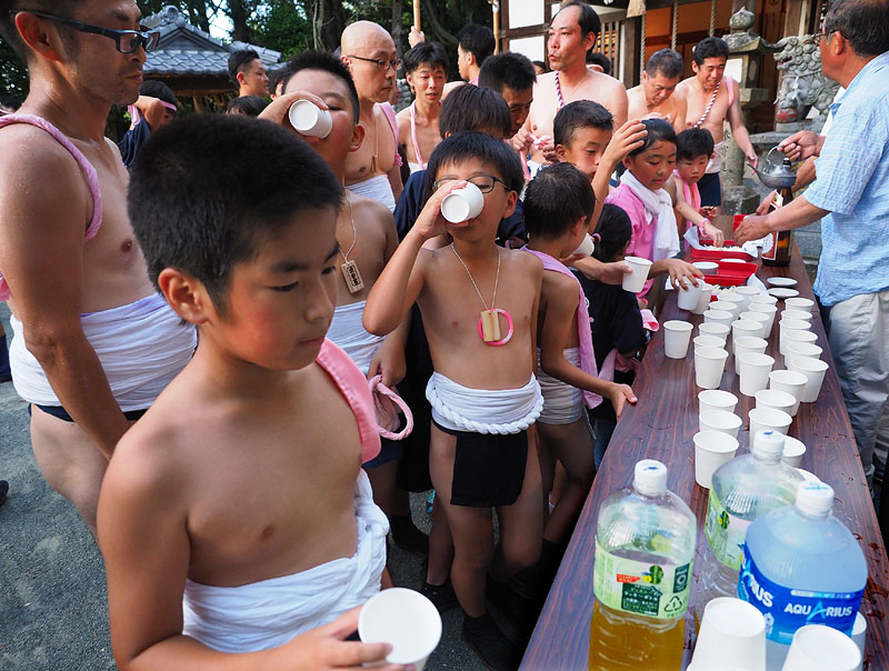 【九】 北流の金比羅宮 〜水分を補給する子供たち〜