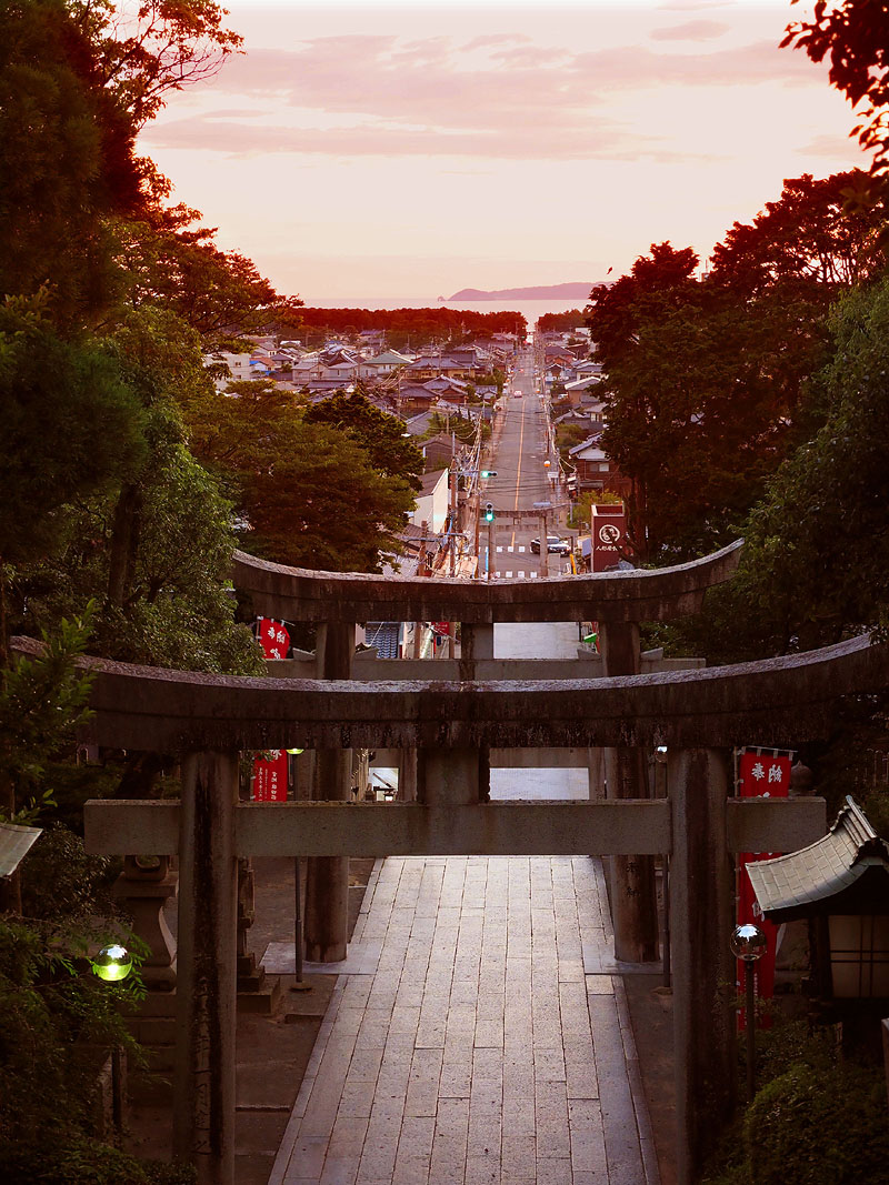 夕陽の名所・宮地嶽神社参道 2018.07.21 19:22