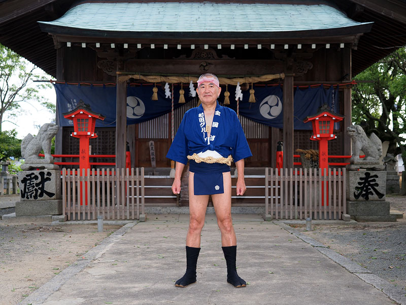追い山正装で神前に立つ / 波折神社
