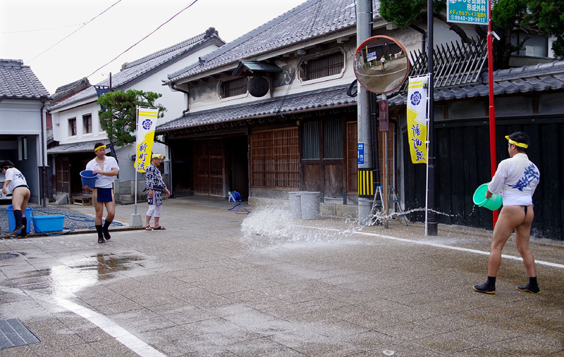 撒き水 / 豊村酒造前　07:40