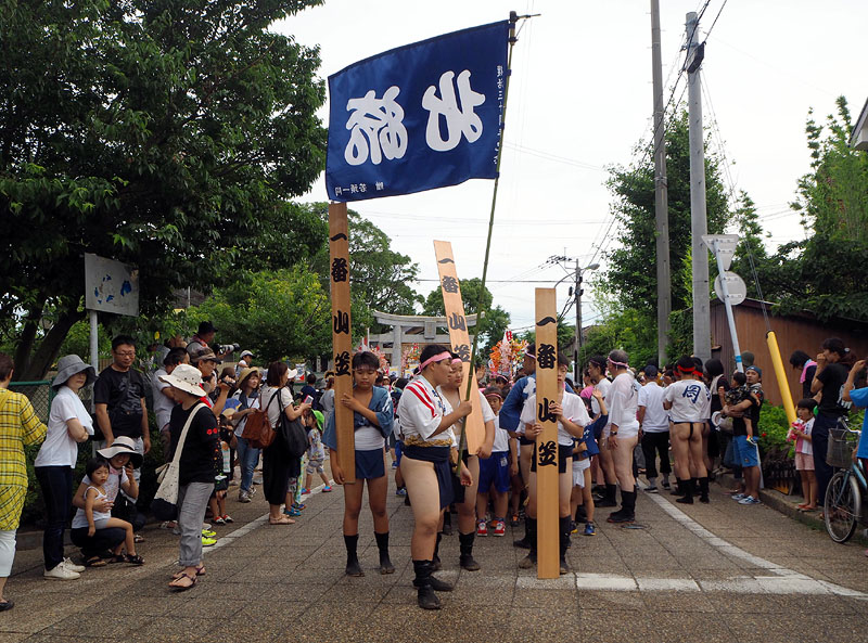 出発の位置に着いた先走り集団 2018.07.22 08:56