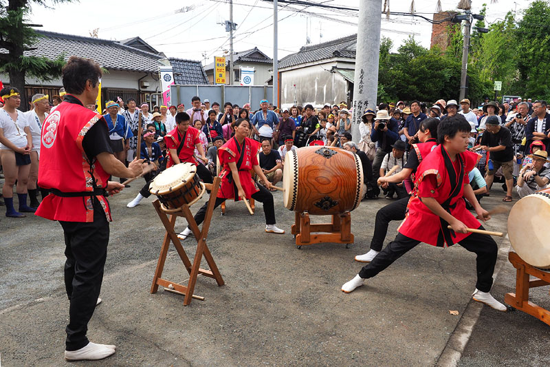 波折神社境内で奉納された三柱太鼓 08:37