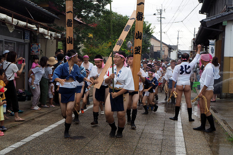 【壱】 一番山北流の追い山 〜招き板を先頭に先走りの子供たち〜 09:01