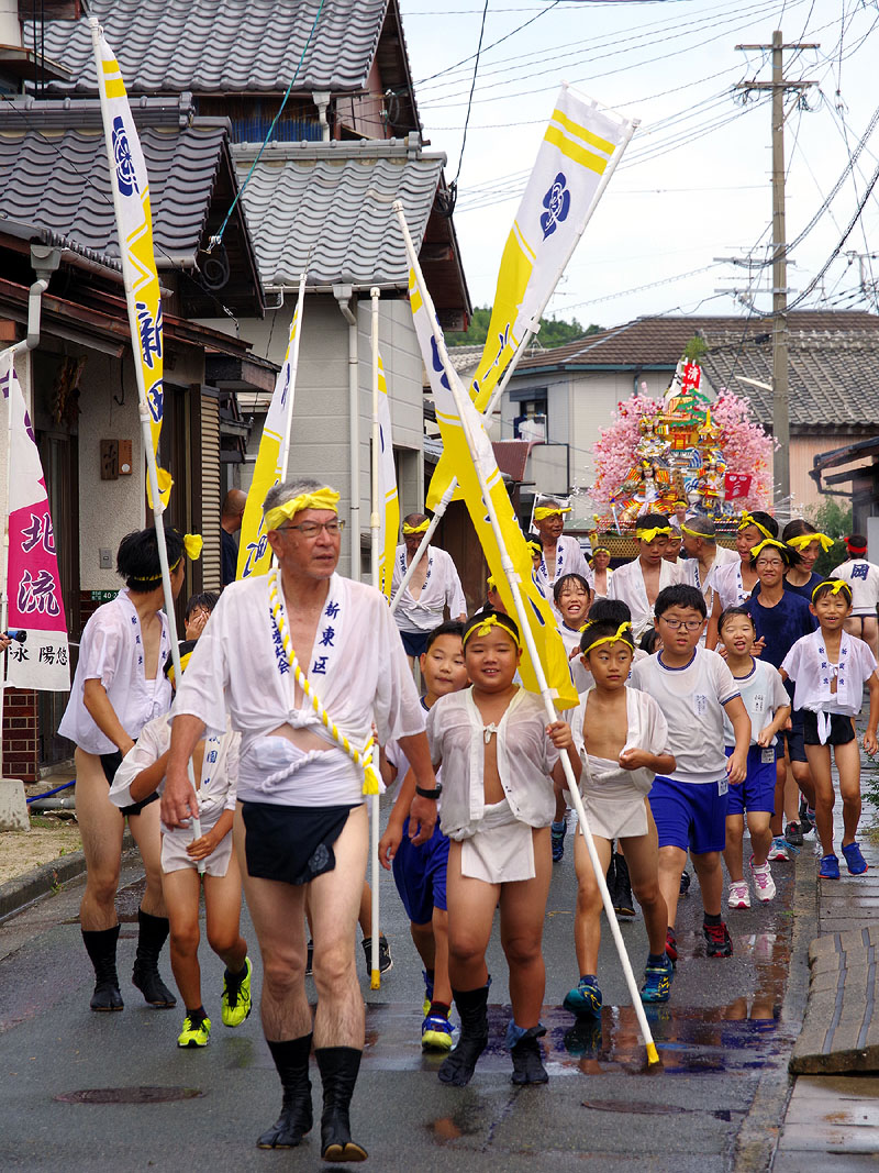 【壱】 二番山新町流の追い山 〜幟旗を先頭に先走りの子供たち〜 2018.07.22 09:0709:01