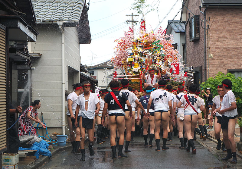 【弐】 三番山岡流の追い山 〜担ぎ手の交代要員が次々と前に!/前棒〜 09:09