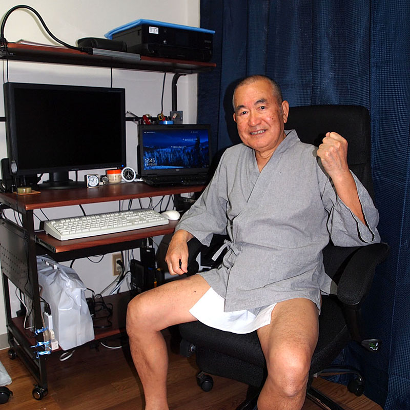 アトリエのパソコンに向かう和田爺72歳