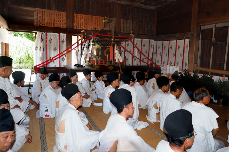 宮神輿のそばに陣取った神輿先供係たち