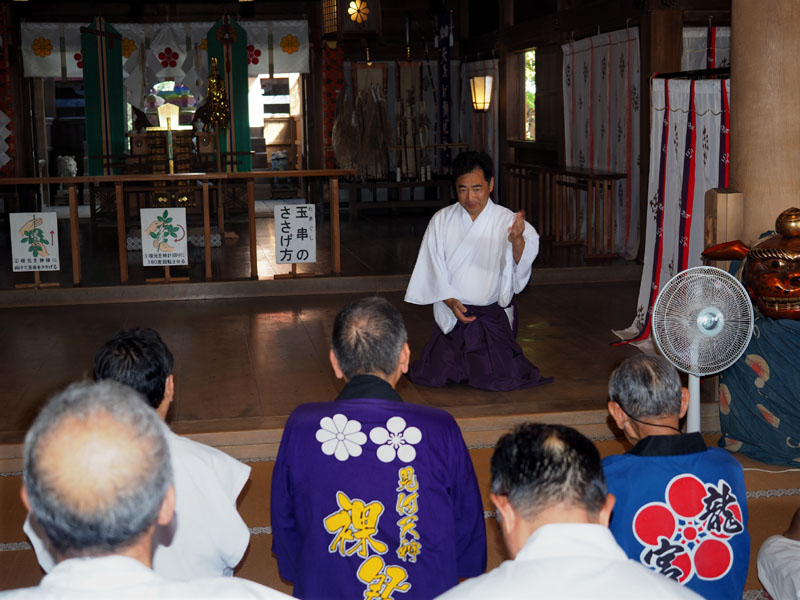 保存会・鈴木会長ら氏子たちに挨拶する久野宮司