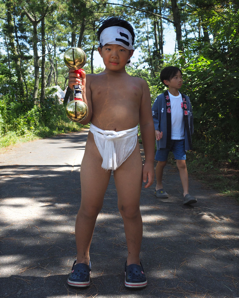 西中区二番觸の觸鈴を持つ男の子