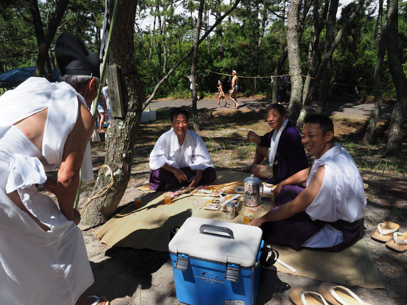 ビールで乾杯!久野宮司と鈴木会長 12:04